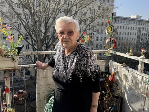Anneliese Böttner auf ihrem Balkon