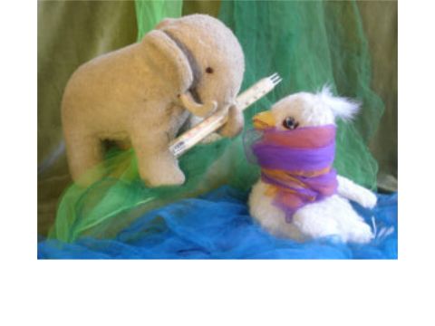 Foto von einem Stoffelefanten der ein Thermometer im Rüssel hällt und einer Ente mit einem Schal um den Hals