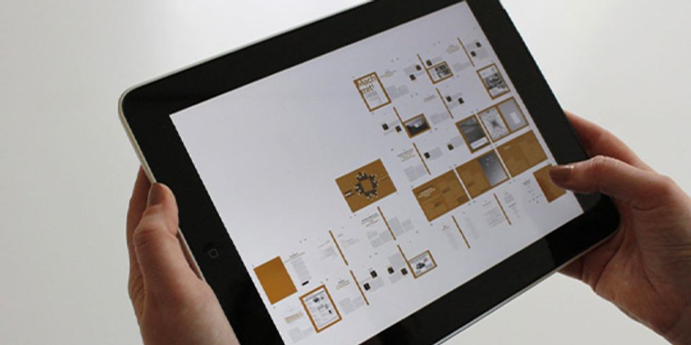 Tablet wird in Händen gehalten und mit einem Daumen bedient