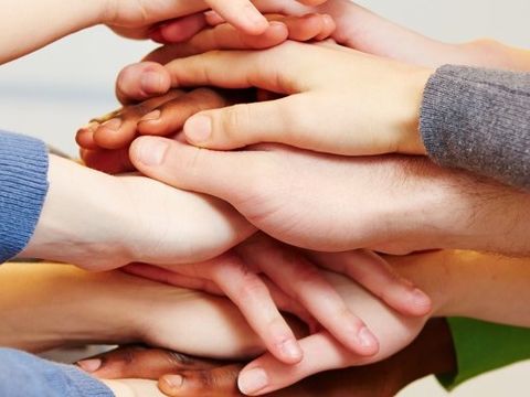 Mehrere Hände liegen übereinander