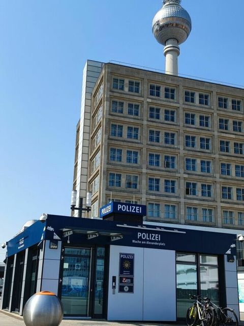 Alexwache Im Hintergrund ein Haus und der Fernsehturm