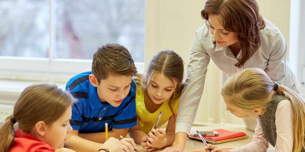Schüler mit Lehrerin