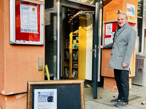 Oliver Nöll, stellvertretender Bezirksbürgermeister und Bezirksstadtrat auf dem Weg zur Bürger*innensprechstunde im Kreuzberger Dütti-Treff