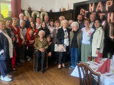 Ihren 100. Geburtstag feierte Ursula Fritsch mit Ihrer Familie und Bezirksstadträtin Emine Demirbüken-Wegner (CDU, rechts) (Bild: BA Reinickendorf)