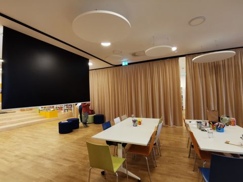 Tische und Trennwände