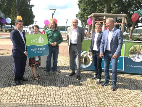 Bezirksstadtrat Uwe Brockhausen, Wirtschaftsförderung Christine Kretlow, Staatssekretär Christian Rickerts, Bezirksstadtrat Gerhard Hanke, Unternehmen Quanz und Partner Ulrike Peltz und Axel Quanz (v. l. n. r). (Bild: Kerstin Hanke)