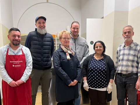 Frau Sommer-Wetter mit Ehrenamtlichen vor Ort