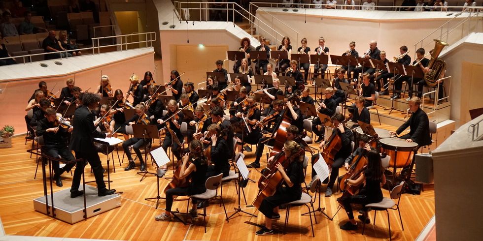 Ein Orchester auf einer Bühne.