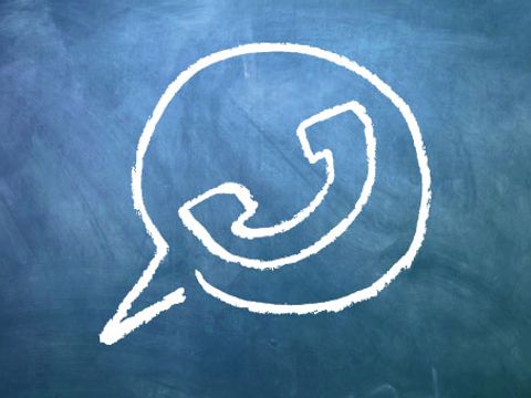 Mit weißer Kreide gemalter Telefonhörer auf blauer Schultafel