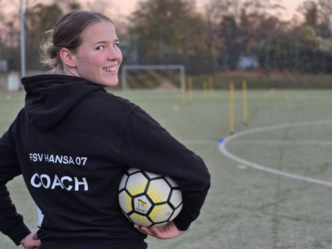 Lykka Maibaum Rückenansicht mit dem Ball unter dem Arm