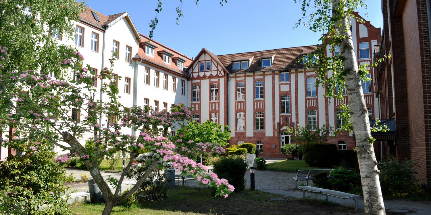 Katholische Schule Salvator: Außenansicht Schulgebäude