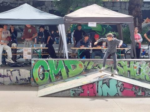 Ein Jugendlicher präsentiert sein Können auf einem Skaterwettbewerb