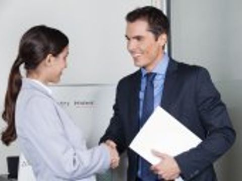 #46546291 - Mann und Frau machen Handschlag
