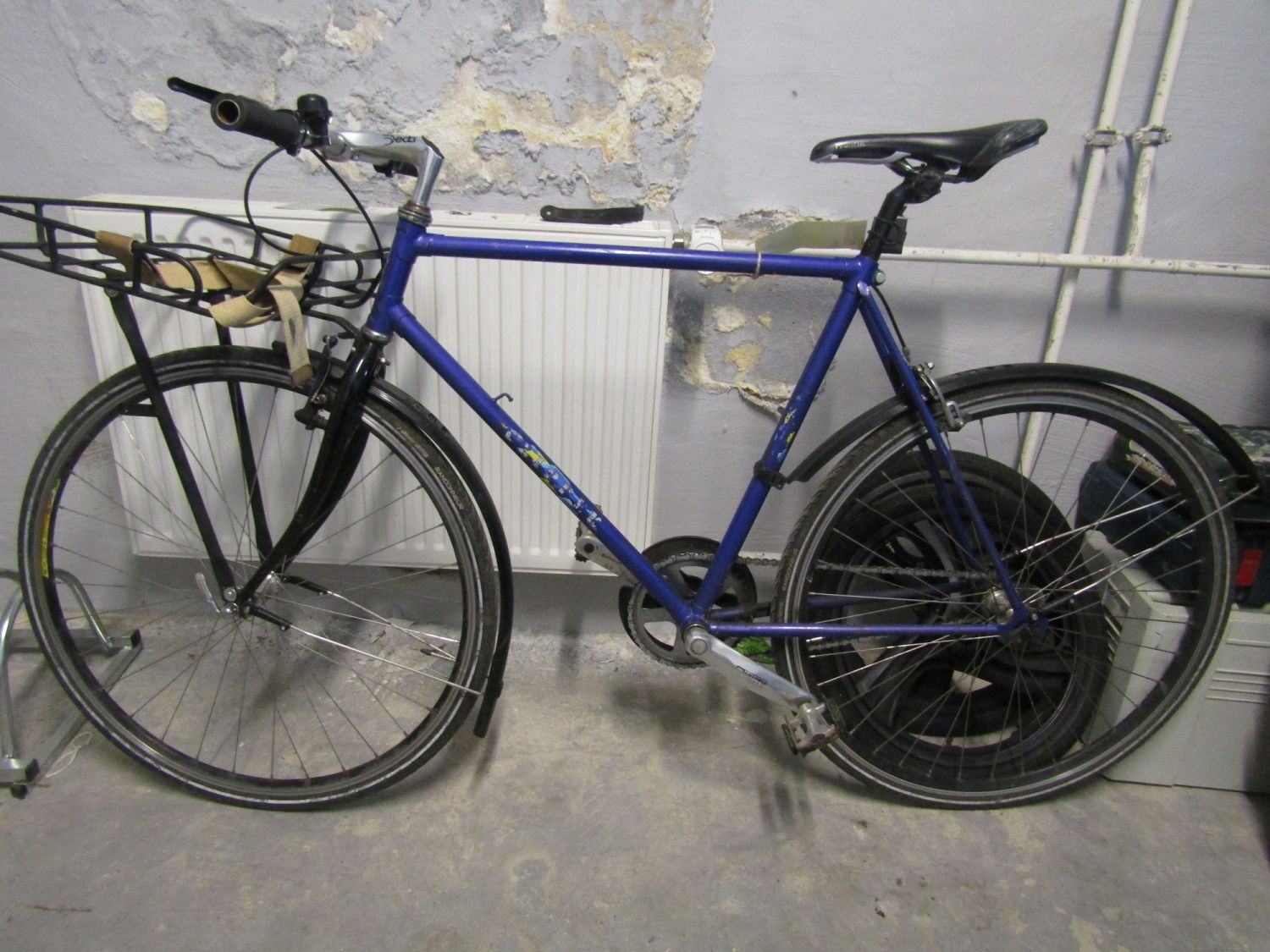 Lilafarbenes Herrenfahrrad