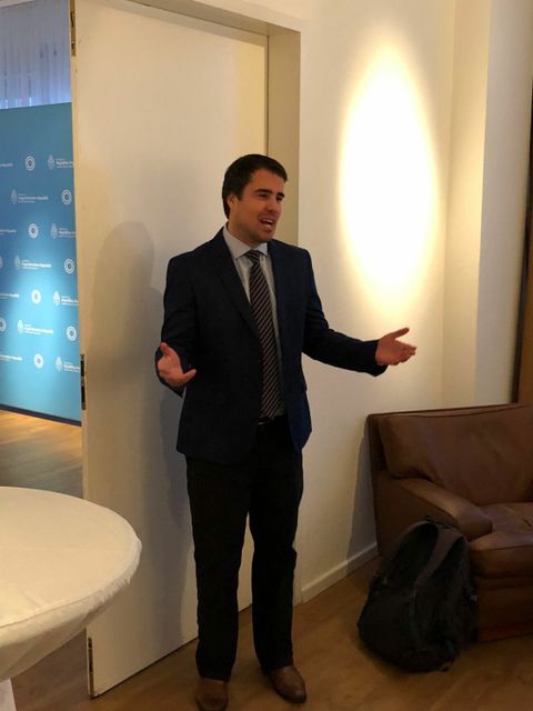 29.11.2022: Ansprache von Botschafssekretär Martín Castro beim Besuch der Delegation des Kommunikationszentrums am Ostpreußendamm