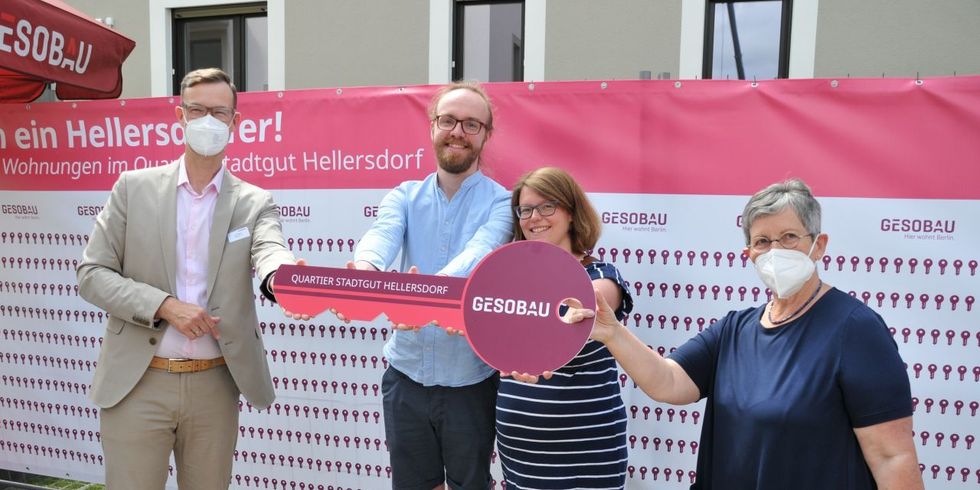 Schlüsselübergabe im Havelländer Ring - Übergabe eines symbolischen Schlüssels