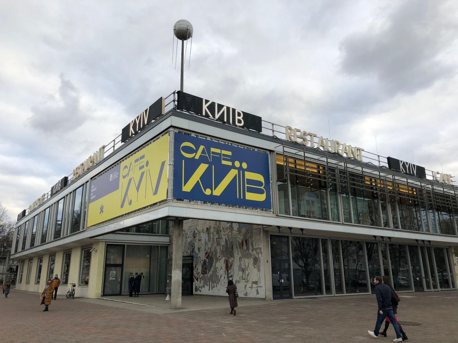 27. Februar 2023: "Café Kyjiw", Karl-Marx-Allee (B-Mitte)
