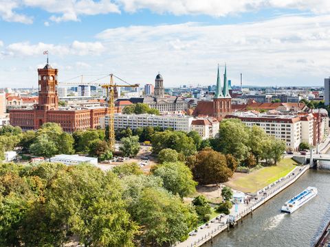 Panorama der Spree entlang mit Rathausbrücke in Berlin