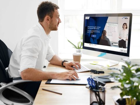 Geschäftsmann, Arbeiten am Computer, Büroarbeit,