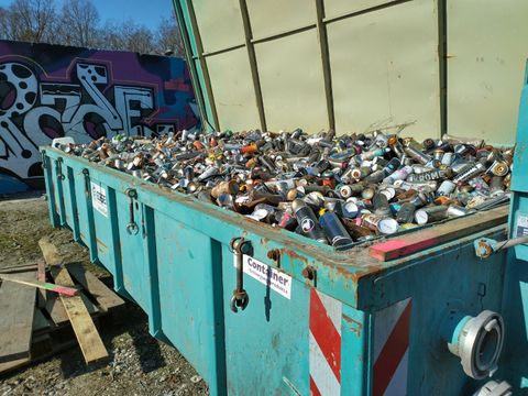 Container mit Spraydosen