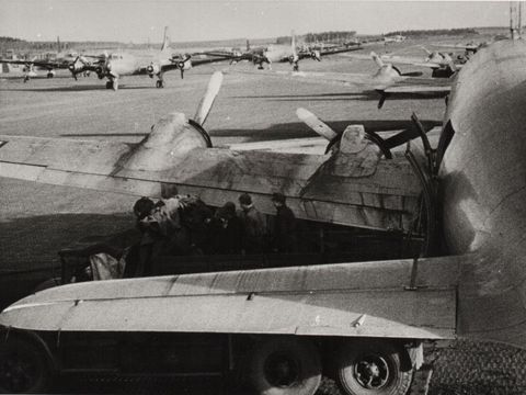 Transport-Flugzeug auf dem Flughafen Tegel, September 1948 (Bild: Landesarchiv)