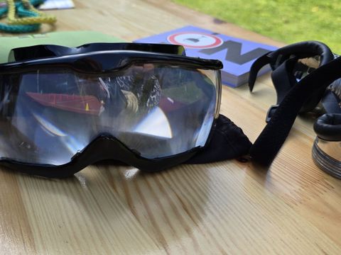 Mit einer Rauschbrille simulierte die Polizei Berlin einen erhöhen Blutalkoholwert