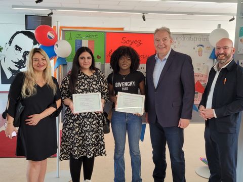 Yasemin Yildirim (Klasse 10.5) und Marylin Agbortabi (Klasse 10.2) mit Ihren Urkunden für die Teilnahme am DELF-Programm (Bild: BA Reinickendorf)