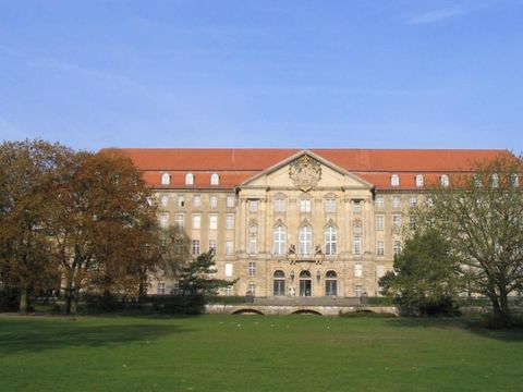 Kammergericht im Sommer vom Kleistpark