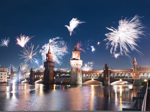 Silvester in Berlin - Raketen über der Oberbraumbrücke (Bild: © licht75 - Fotolia.com)