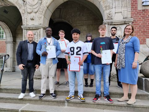 Alexander Ewers Jugendstadtrat (li.) ehrte sechs junge Menschen auf dem Weg in den Beruf; Ricarda Söhndel Leiterin des Jugendamtes der Region MV (re.). (Bild: BA Rdf)