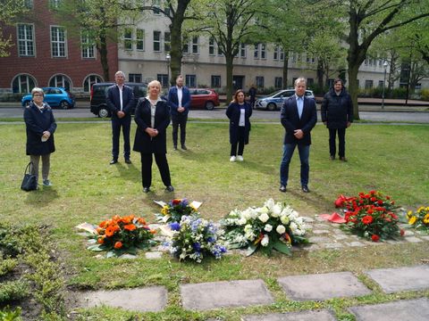 Bezirksbürgermeister Frank Balzer, BVV-Vorsteherin Kerstin Köppen sowie die Fraktionsvorsitzenden der Bezirksverordnetenversammlung im stillen Gedenken. (Bild: BA Reinickendorf)