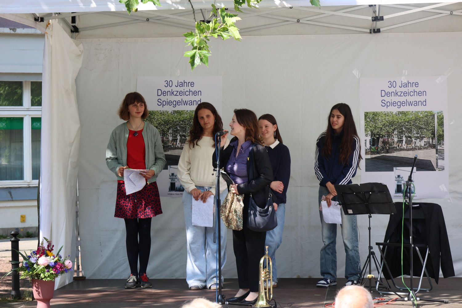 11. Juni 2025: Couragierter Auftritt von vier Schülerinnen der Fichtenberg-Oberschule. Vorne Stilla Zrenner (Initiative Haus Wolfenstein)