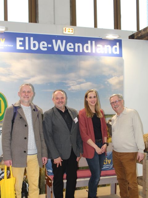 18. Januar 2025: Samtgemeindebürgermeister Sascha Liwke (2.v.l.), Partnerschaftsbeauftragte Franziska Erstling (Lüchow, 2.v.r.), stellv. Vorsitzender des Städtepartnerschaftsvereins Steglitz-Zehlendorf e.V. Rolf Breidenbach (1.v.r.) und Partnerschaftsbeauftragter Christian Urlaub (Steglitz-Zehlendorf, 1.v.l.) versammeln sich zum Gruppenbild