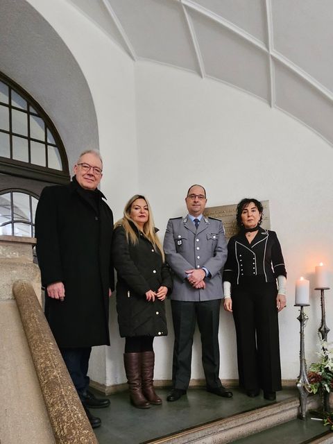 (v.l.n.r.) Bezirkstadtrat Harald Muschner, Oberstleutnant Tillmann Albinus (Leiter des Bundeswehr-Kreis-Verbindungskommandos Reinickendorf), Stellvertretende BVV-Vorsteherin Sevda Boyraci und Bezirksbürgermeisterin Emine Demirbüken-Wegner (Bild: BA Reinickendorf)