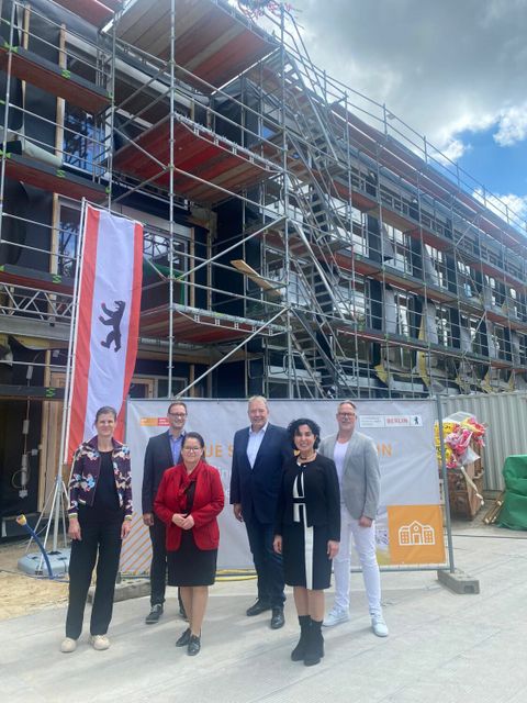 Staatssekretärin Ülker Radziwill (SPD), die stellvertretende Bezirksbürgermeisterin von Reinickendorf, Emine Demirbüken-Wegner, der Bezirksstadtrat für Schule, Sport und Facility Management, Harald Muschner (beide CDU), sowie Vertreterinnen und Vertreter der Schulgemeinschaft (Bild: BA Reinickendorf)