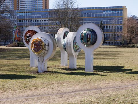 Kunstwerk Keramikblumen im Park Akazienwäldchen in Marzahn-Süd vor der "Grundschule unter dem Regenbogen"