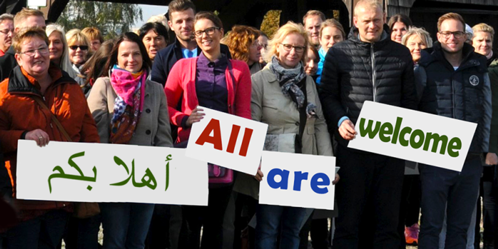 Personen halten Schilder mit Schriftzug