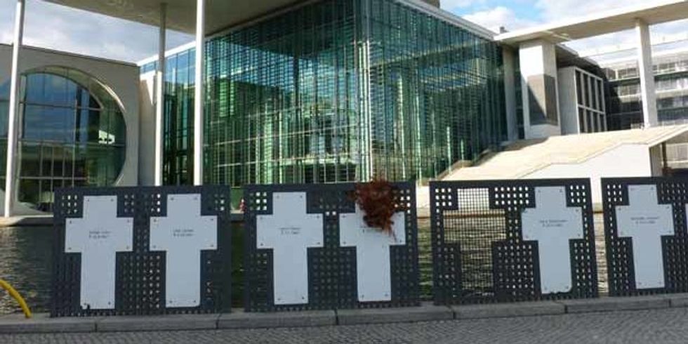 Weiße Kreuze am Spreeufer