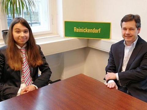 v.l.n.r.: Lilly Roters (Teilnehmerin Girls’Day), Uwe Brockhausen (Bezirksstadtrat) (Bild: BA Reinickendorf)