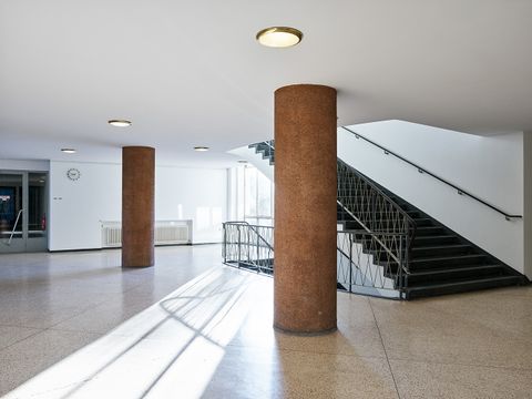 Foyer im 2. OG mit bauzeitlicher Uhr und Deckenlampen, Oktober 2020