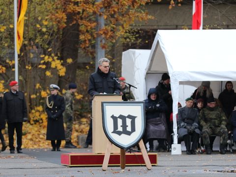 Bezirksbürgermeister Oltmann spricht anlässlich des Gelöbnisses der neuen Rekrut_innen des Wachbataillons beim Bundesministerium der Verteidigung ein Grußwort. (Bild: Laura Gnabs)