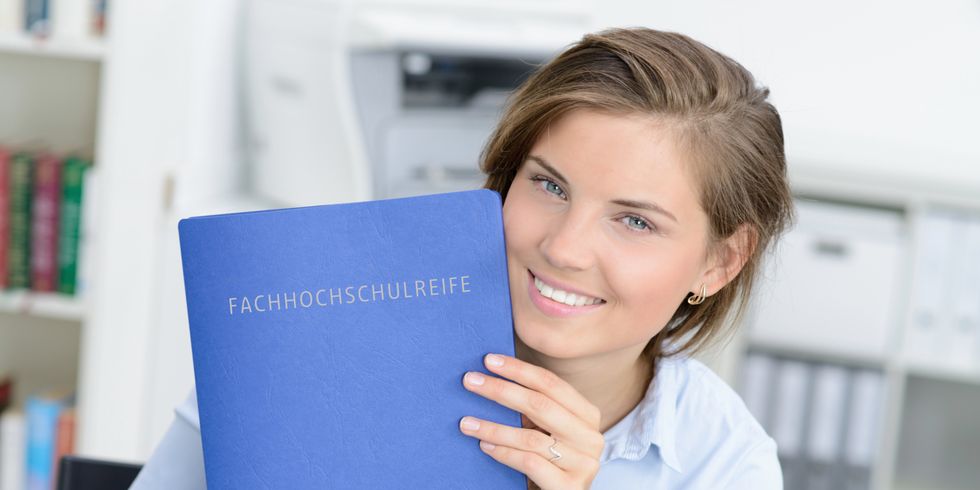 Junge Frau mit Mappe
