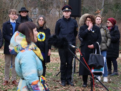 24. Februar 2024: Auftritt von Sängerin Iryna Lazer. 2.v.r. Bezirksbürgermeisterin Schellenberg, rechts daneben Botschaftsrätin Alisa Podolyak von der Ukrainischen Botschaft. Ganz links Sebastian Leskien, Vorstandsmitglied des Städtepartnerschaftsvereins Steglitz-Zehlendorf e.V., rechts daneben Vorstandskollegin Olga Pischel, daneben Maximilian Rudzki vom Deutschen Feuerwehrverband e.V. (DFV)