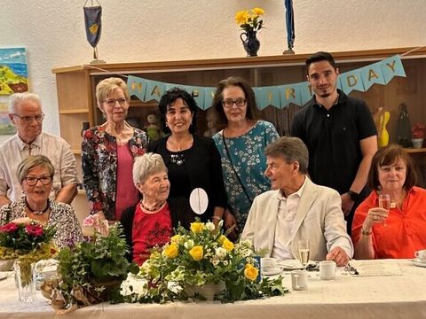 Jubilarin Elisabeth Andres im Kreise der Gratulanten. (Bild: BA Rdf)
