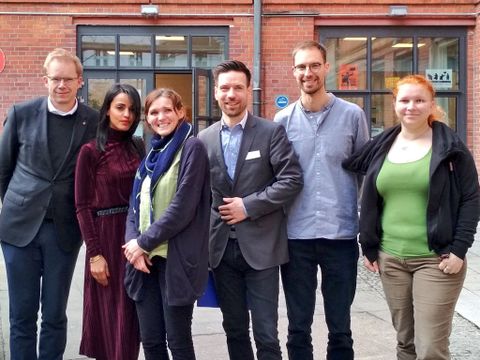 Mitarbeiterinnen und Mitarbeiter der FreiwilligenAgentur Mitte, Staatssekretärin Sawsan Chebli (2. v. l.) und Ephraim Gothe (l.) (Bild: FreiwilligenAgentur Mitte)