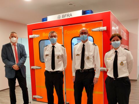 v.l.n.r. Tobias Dollase (Sportstadtrat), Dr. André Baumann (Leiter Rettungsdienstschule), Steffen Gluschke und Dr. Julika Wrenger (stellv. Leitungskräfte der Rettungsdienstschule) (Bild: BA Reinickendorf)