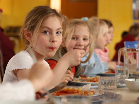 Kinder beim Schulmittagessen