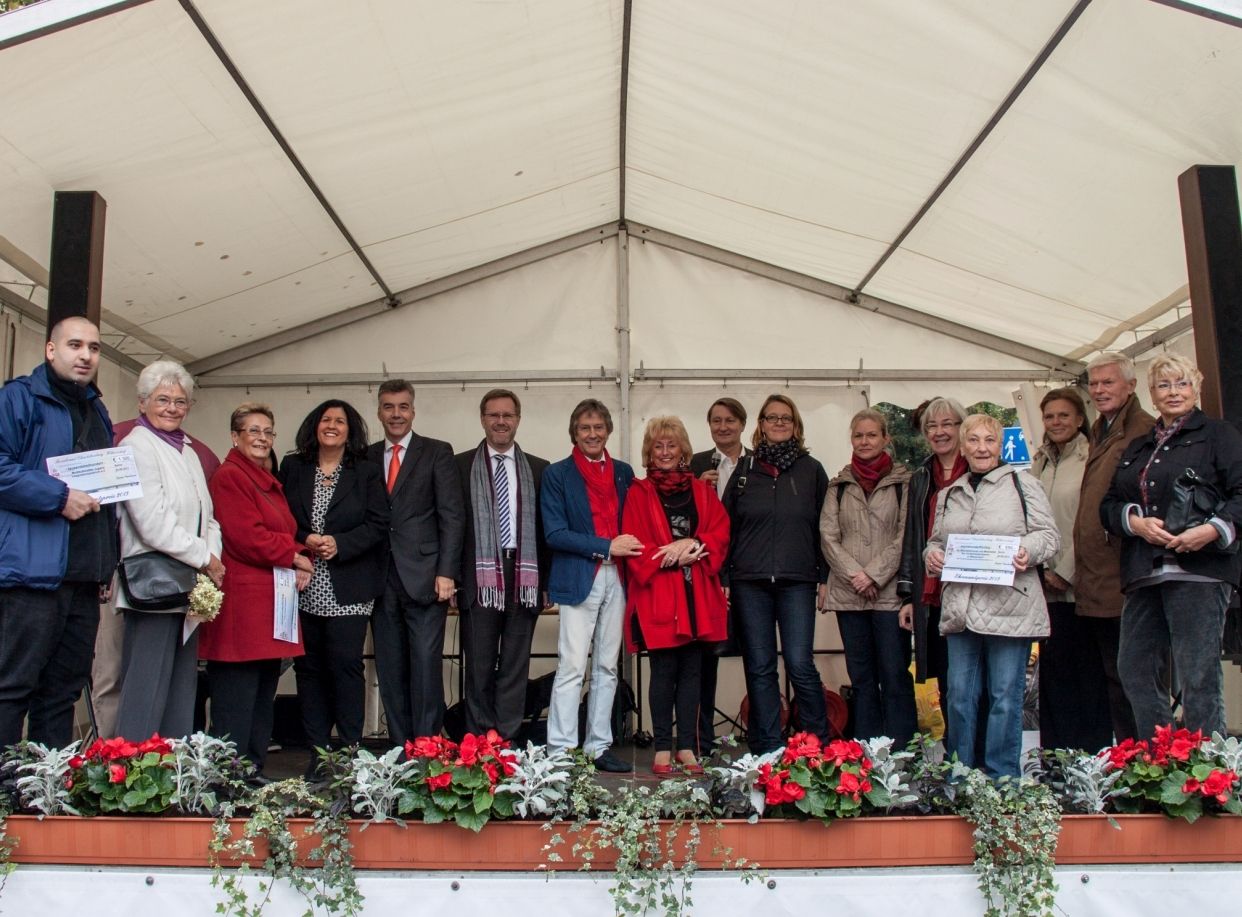 Preisträgerinnen und Preisträger zusammen mit Judith Stückler (4. v.l.), daneben Carsten Engelmann und Reinhard Naumann (6. v.l.), Bert Beel (7. v.l.) mit Stefanie Simon und Ulli Zelle (9. v.l.).