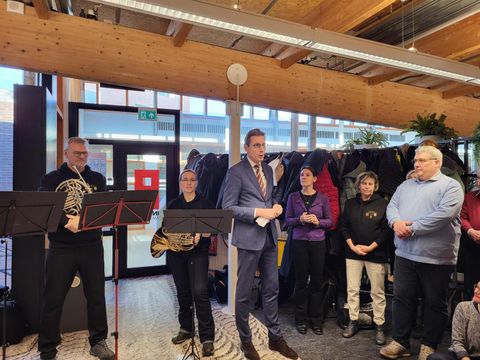 Bürgermeister Tjapko Poppens mit Vertreter_innen des Sinfonie Orchesters Schöneberg im Rathaus Amstelveen