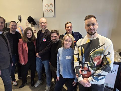 Marc Mildenberger, Clara Herrmann, Moritz Vernier, Martin Knauf, Cedrik Lutz, Evelyn Schulz und die Ihnhaber des Katzen-Cafés Patrick Frauenheim und Richard Gottlob